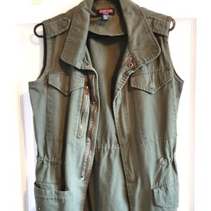 Sleeveless army jacket